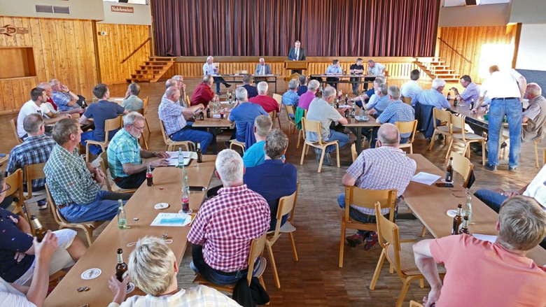 Interessierte Zuhörer der Bürgerversammlung in Kirchrarbach.